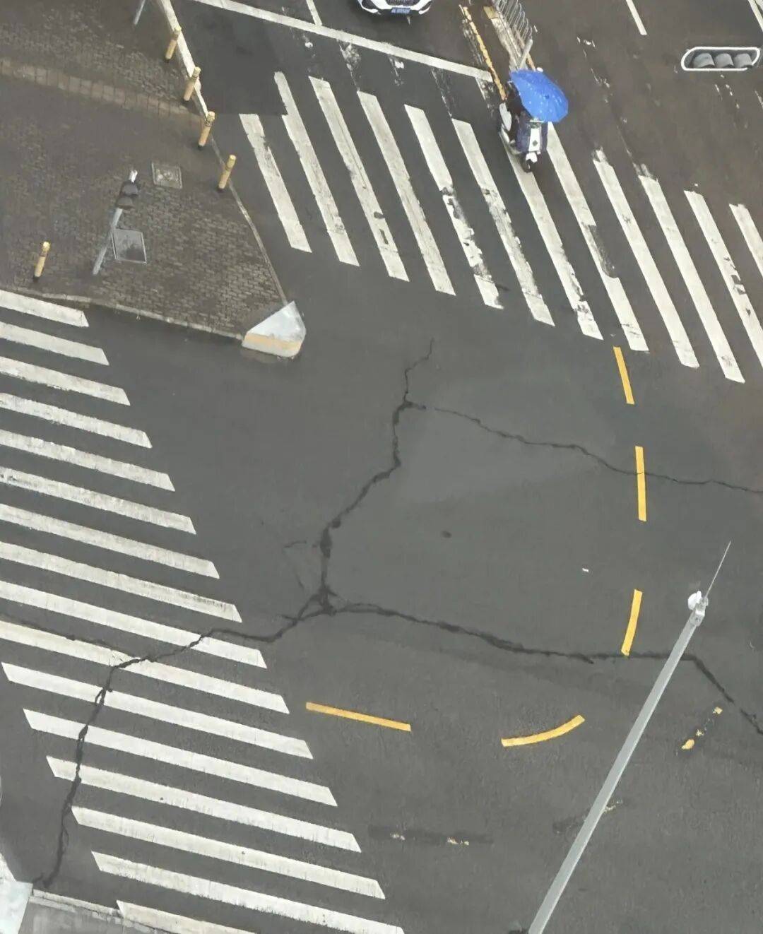 深圳一路口地面现“大面积开裂”？真相是→