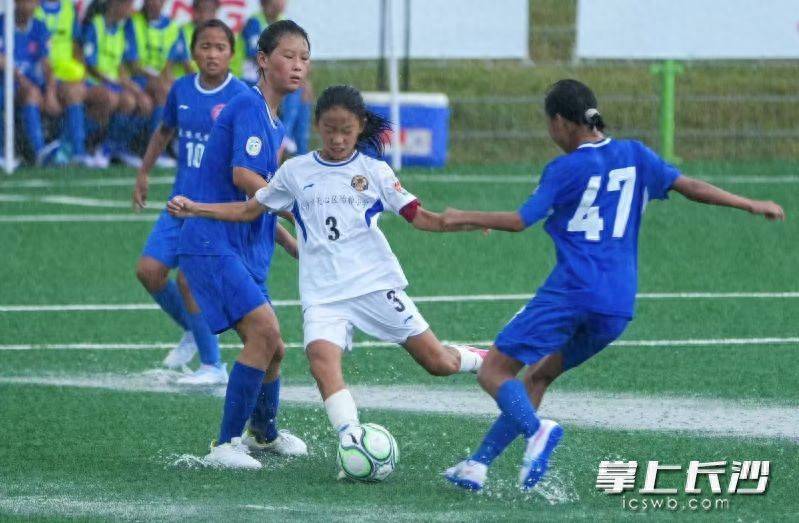 这群小女孩了不起！怡雅小学女足勇夺全国赛季军