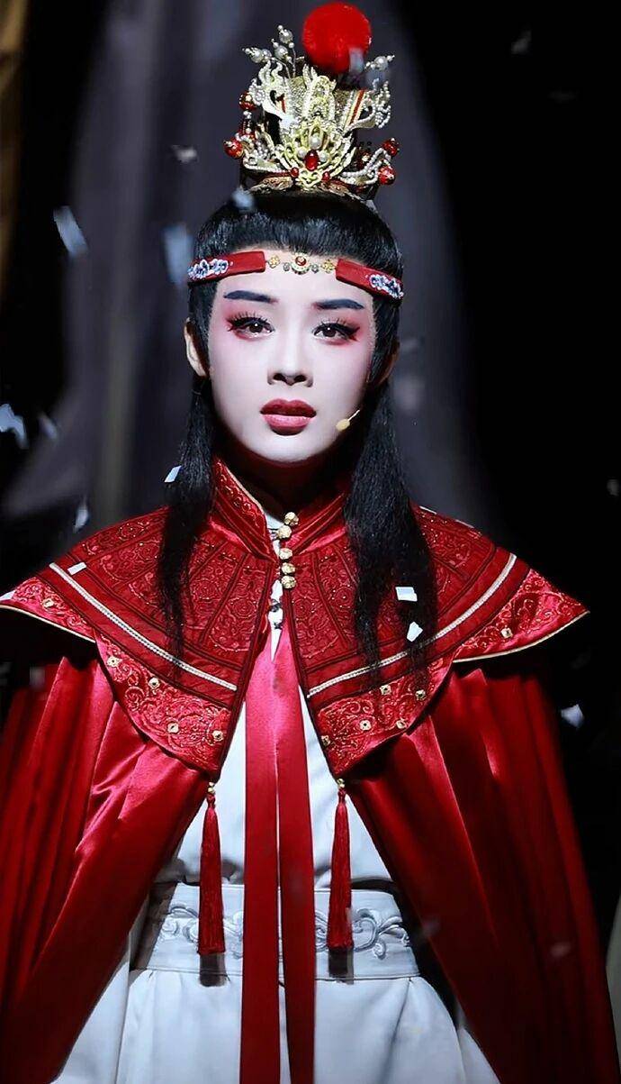 原创            陈丽君扮贾宝玉上综艺，姚尧版林黛玉玩起了直播：《红楼梦》究竟怕不怕折腾？