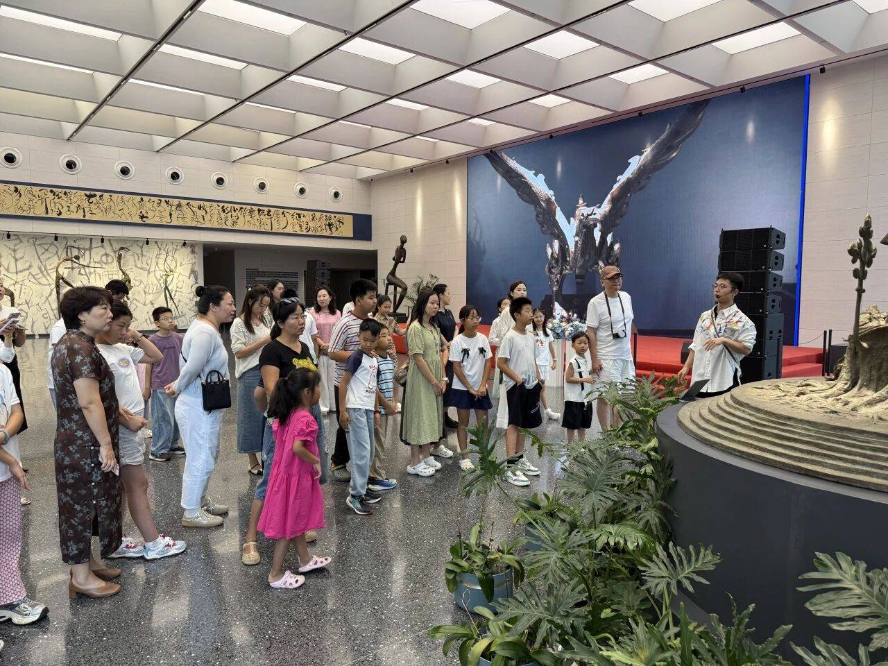 济南韩美林艺术馆：研学邂逅非遗漆扇 美育浸润少年心灵