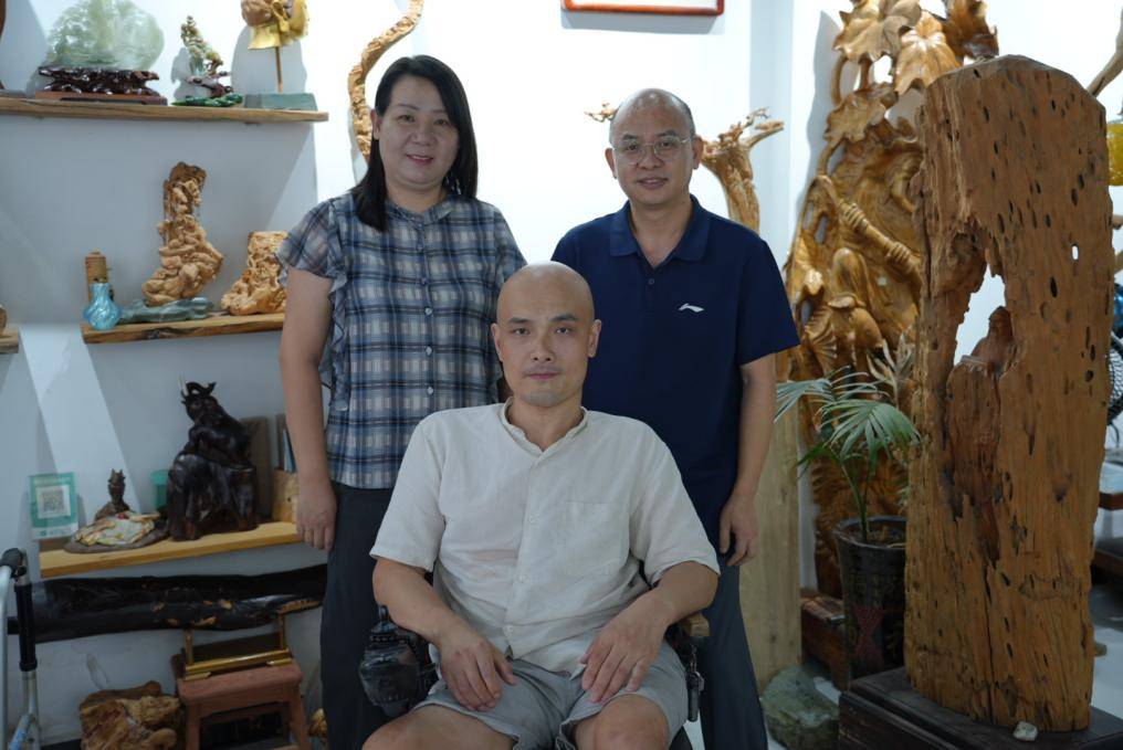 以刀为笔，雕刻自强人生——残疾人雕刻匠人唐国强创业传记