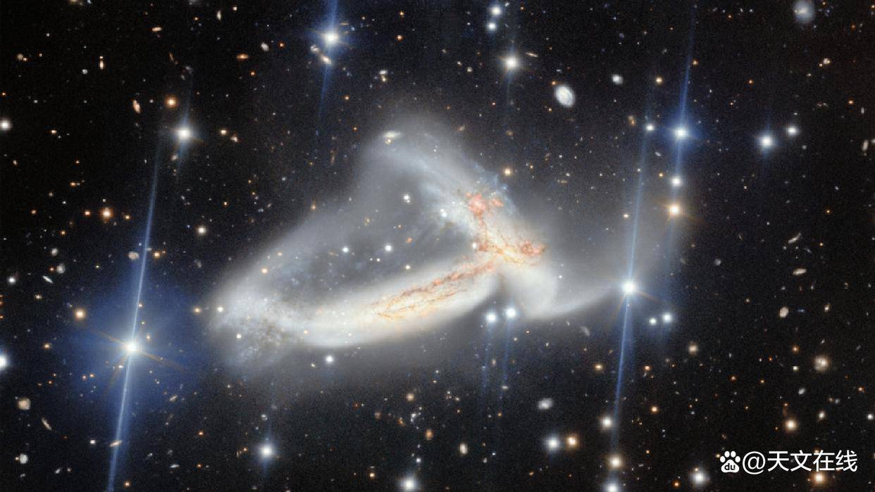 
        高中生在夏威夷星座发现两个螺旋星系碰撞