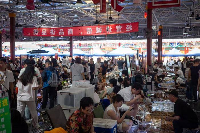 视点｜周末潘家园生意火爆，市民“淘宝”旧书文玩