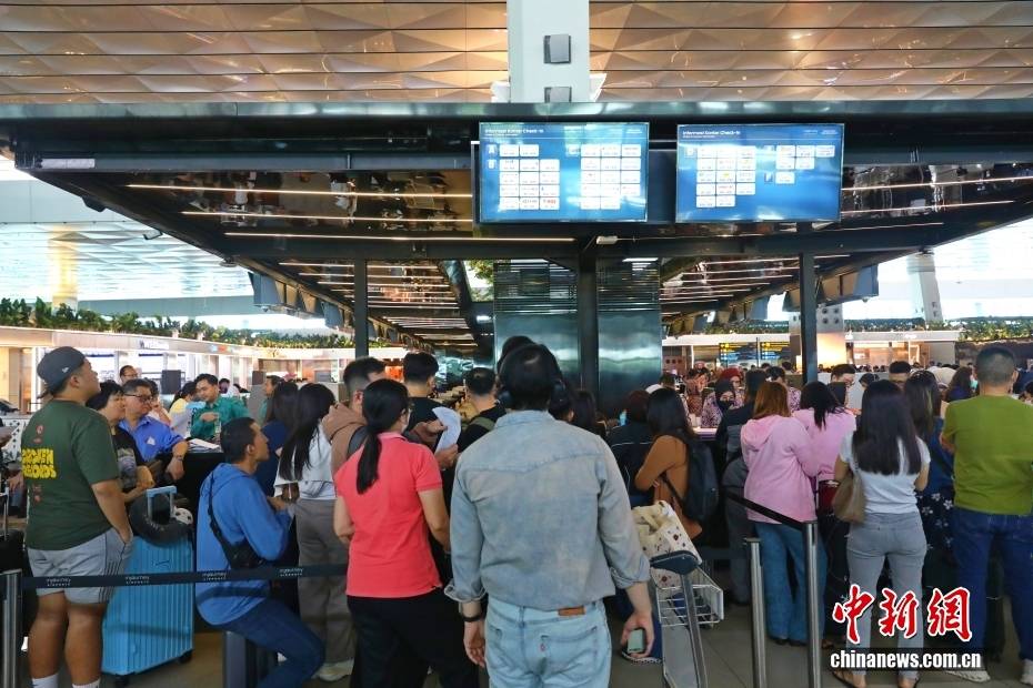 受火山喷发影响 雅加达国际机场大批旅客滞留