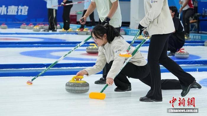 全国冰壶青少年锦标赛在哈尔滨开赛 参赛人数创历史新高