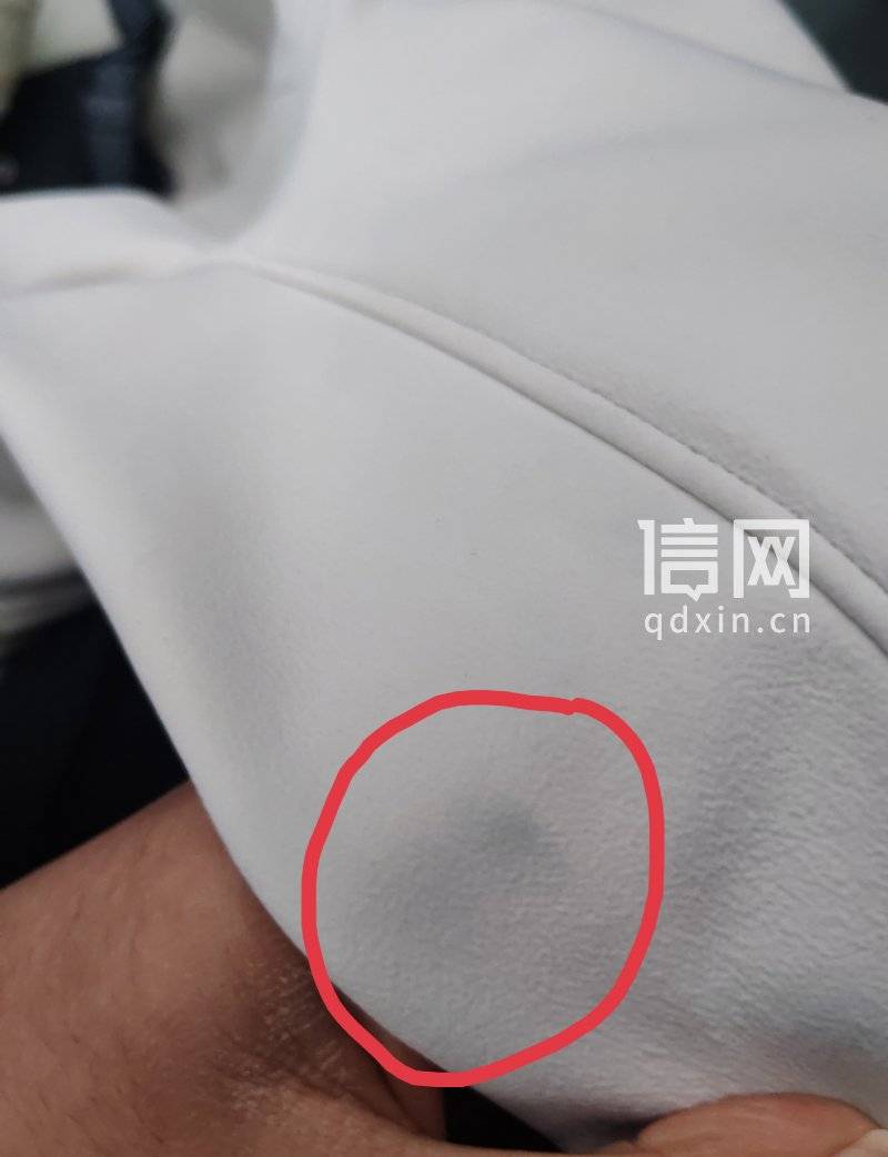 男子吃魏家凉皮lululemon夹克被溅上油 店员拿去清洗把上千元的衣服洗“花”了