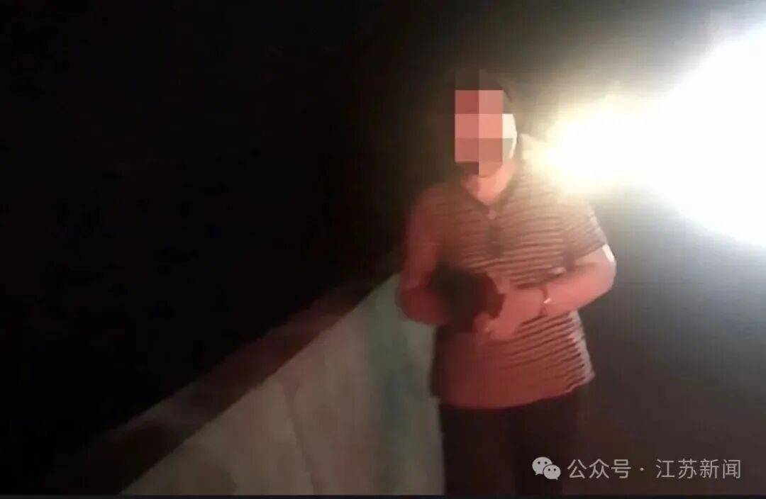 一对跑货运夫妻高速上因“女儿不找对象”激烈争吵，丈夫责怪妻子没教育好女儿，丢下妻子开车离去，妻子报警求助；民警多次联系才喊回丈夫
