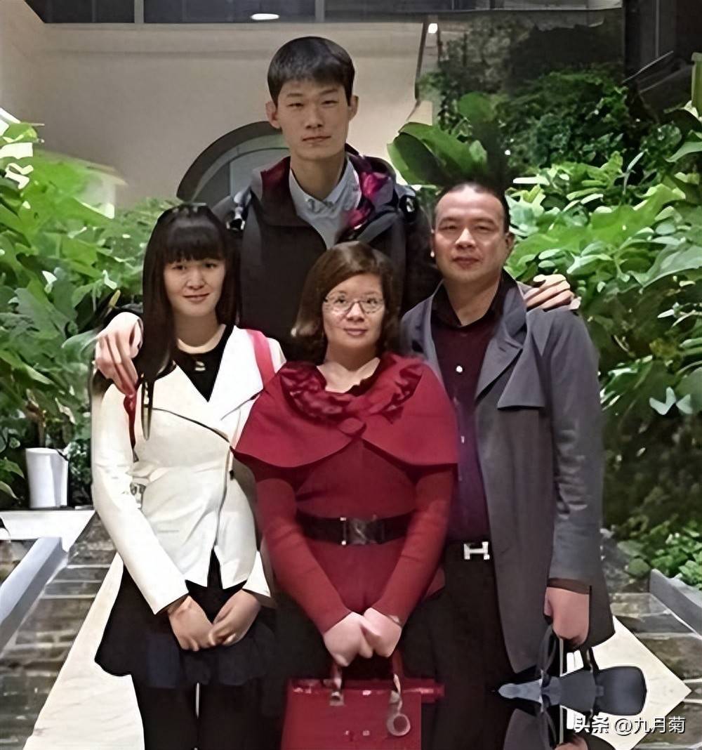 男篮胡金秋：因家贫放弃清华附中，打球养妈，娶初恋生双胞胎儿子