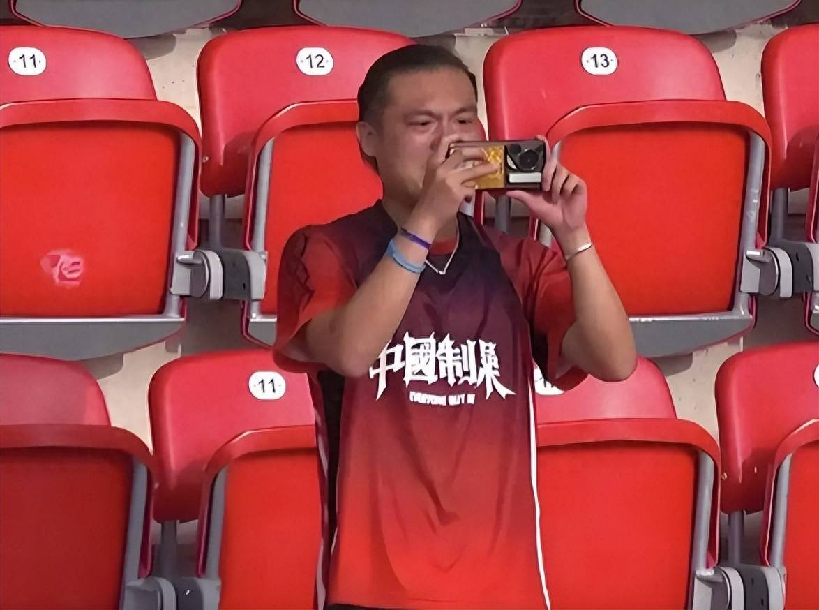 U20女足5比0大胜，看台上只有一个中国球迷，赛后全队向他鞠躬