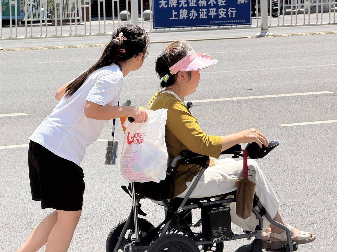 一位“旱鸭子”母亲，教出5枚游泳银牌的“唐宝”女儿｜封面头条