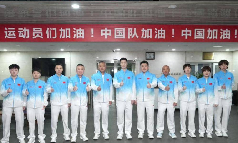 国乒出征亚运会大合照：王曼昱让位，王楚钦靠边站，C位是他