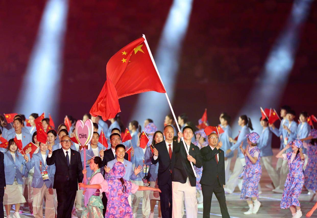 亚运会开幕式中国代表团出场，胡明轩举旗太帅了，国乒却集体缺席