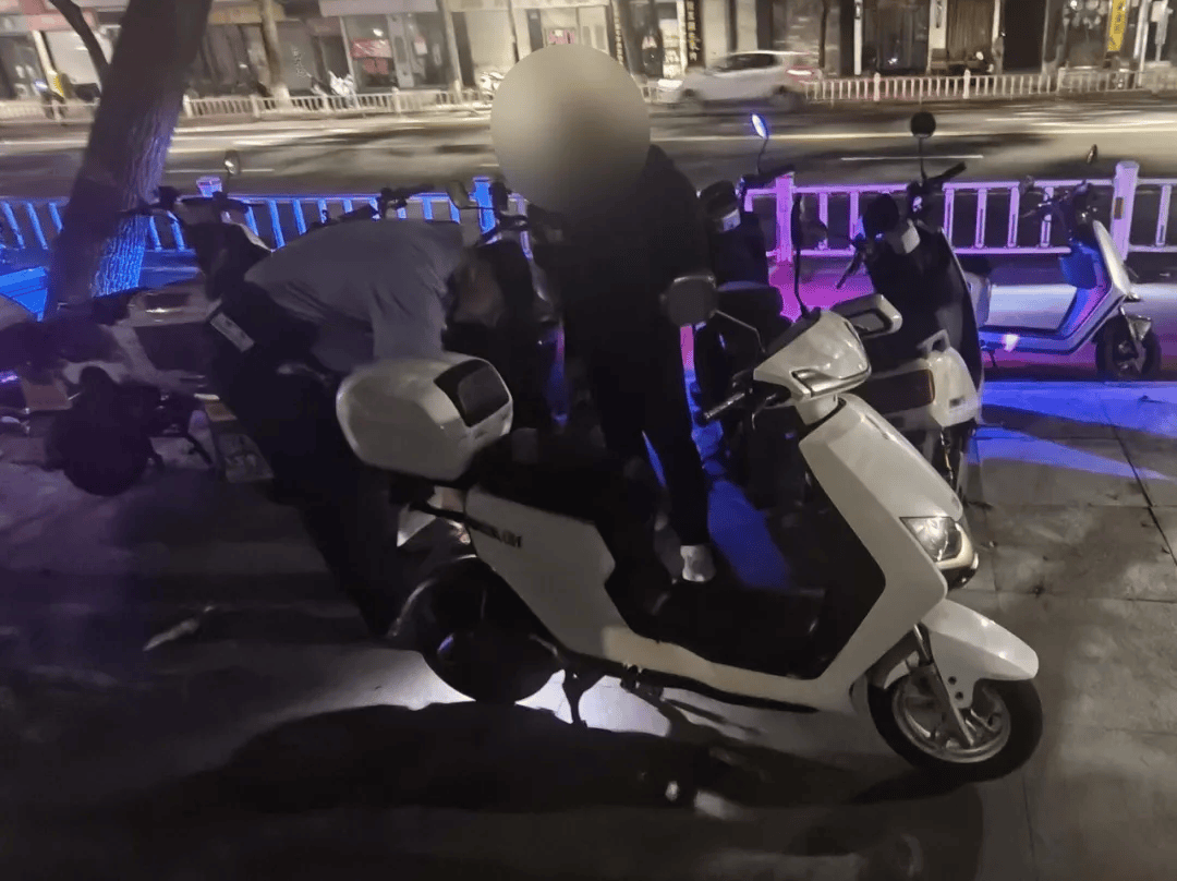 “那你报警吧”浙江一男子深夜街头偷拆电瓶车被路人质问，竟淡定让路人报警；公安：因盗窃未遂被行政处罚