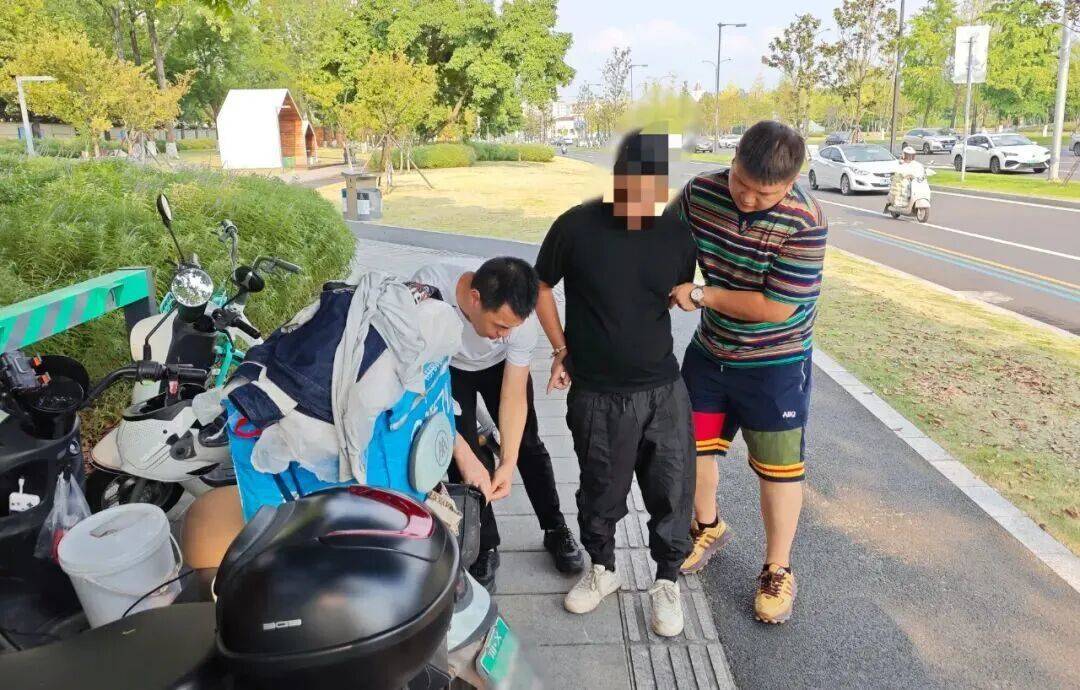 男子骑着偷来的电瓶车两天两夜逃到成都，被抓时身上有几十包烟、40元零钱、2桶泡面