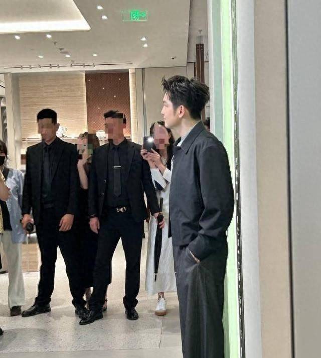 王励勤也没想到，没有随队出战亚运会的樊振东，会在上海闪闪发光