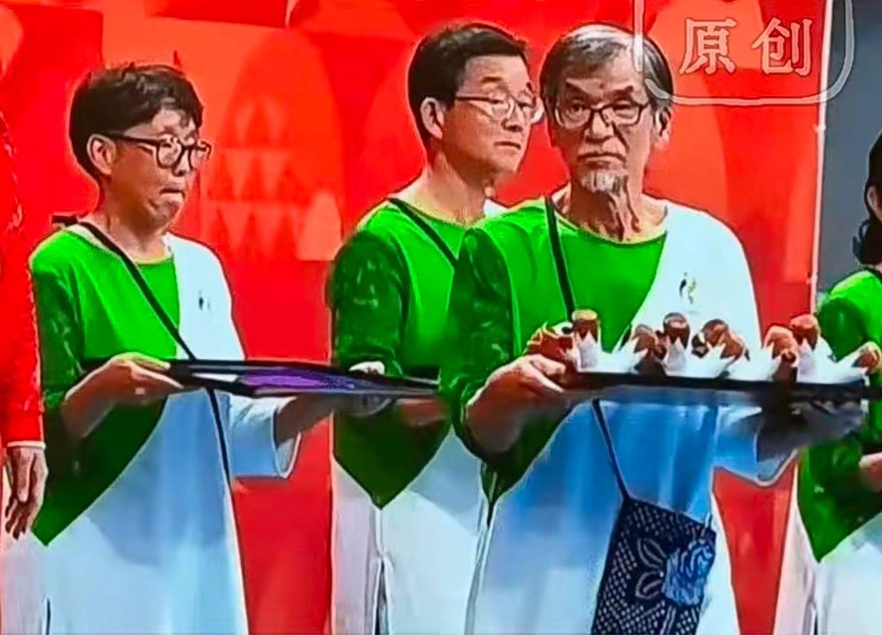 名古屋亚运会颁奖礼仪人员多位是白发老人，志愿者年龄最高91岁