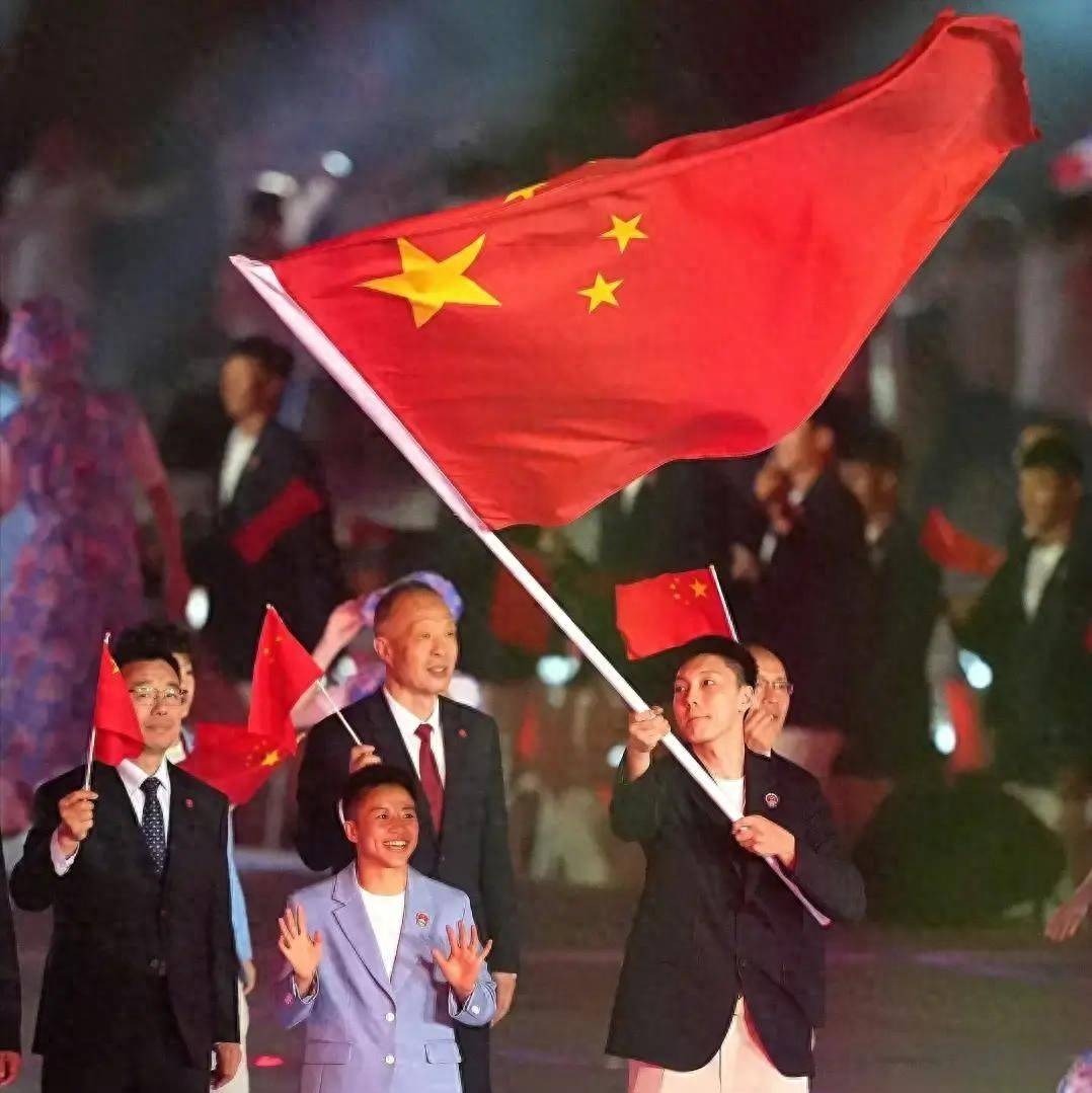 没成想，亚运会开幕式上，男篮队长胡明轩凭一举动，实现口碑暴涨