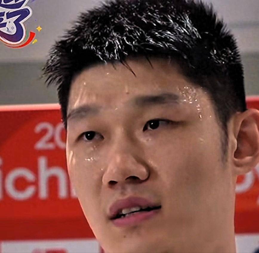 男篮失利仅1天，暖心一幕发生，胡金秋一句话，赢得网友一致好评