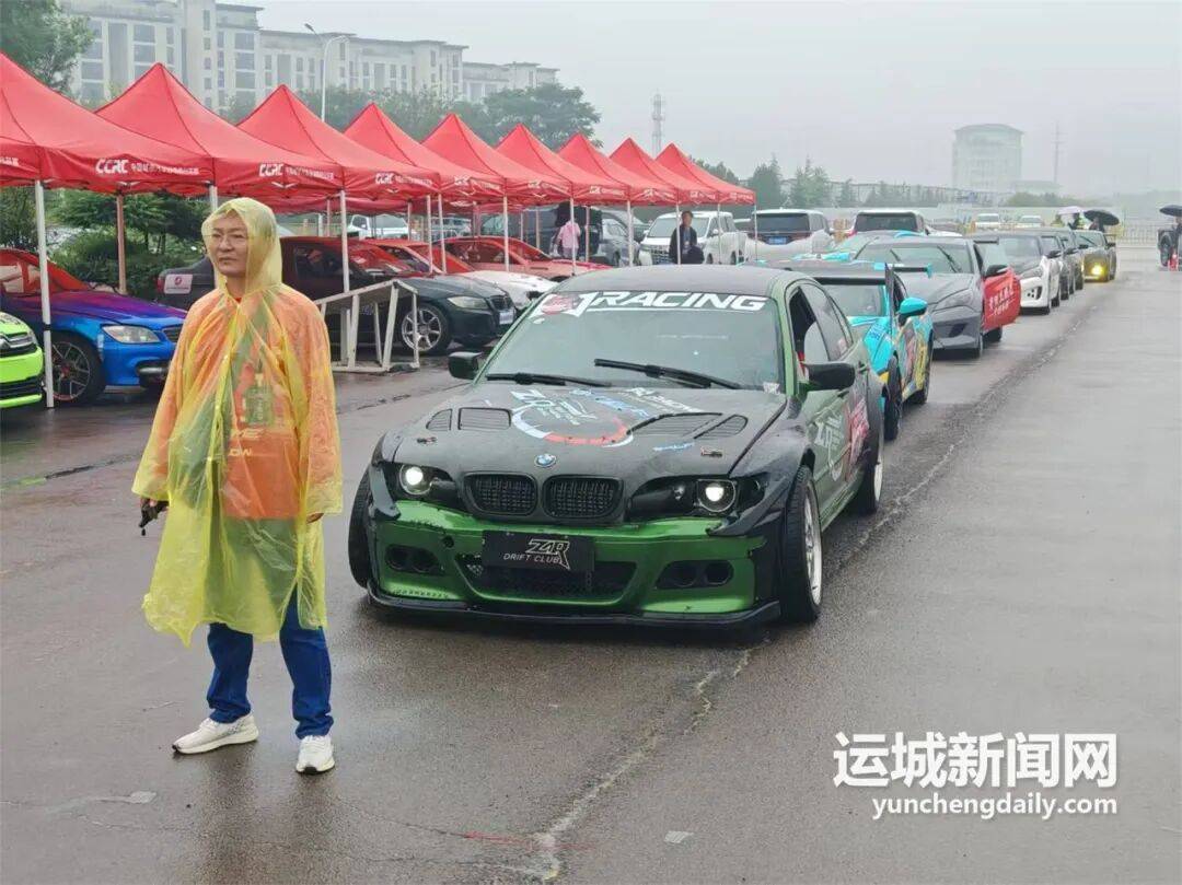 汽车漂移赛来了！30名赛车手集结完毕整装待发