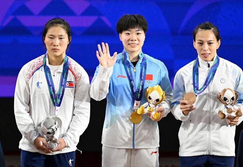 亚运会丨举重——女子61斤级：杨柳月夺冠
