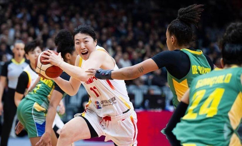 果然，大潮退去才看得出谁在裸泳。中国女篮意外不敌韩国、无缘决赛的这场赛事，让无数球迷又开始怀念起韩旭。此前落幕的女篮世界杯赛事里，韩旭几乎是中国女篮阵中独一份的内线强点，得分始终稳定的球员。虽说张子宇一直在成长、在进阶，可到了关键节点，把球交到韩旭手里，就能稳稳拿下分数，稳稳给对手带...