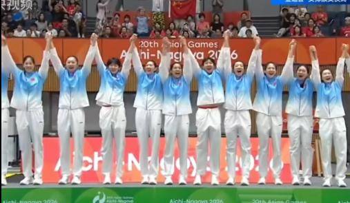 3：0打崩日本队，大量日本观众提前退场，不愿看中国女排夺冠颁奖
