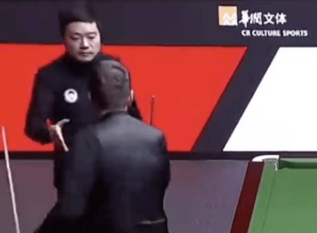 丁俊晖斯诺克爆冷一轮游，决胜局认输争议引热议