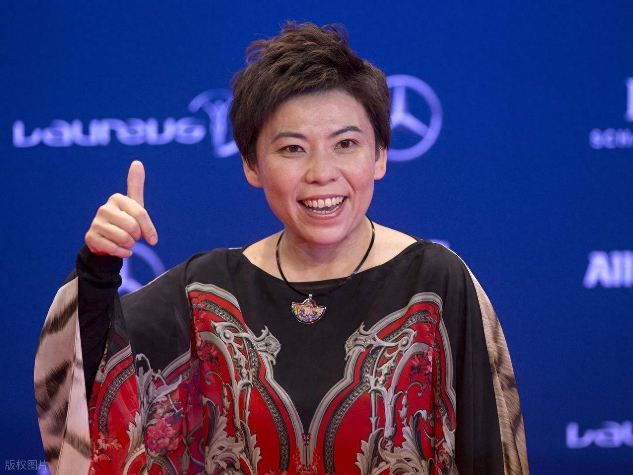 闹大了，官媒点评饭圈批邓亚萍“不懂球”，发长文力挺“大魔王”