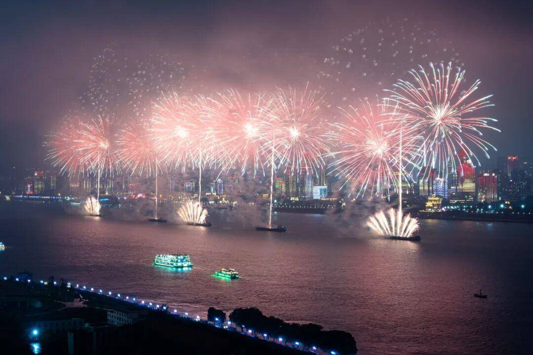 国庆21亿人次疯狂流动！有人挤爆景区，有