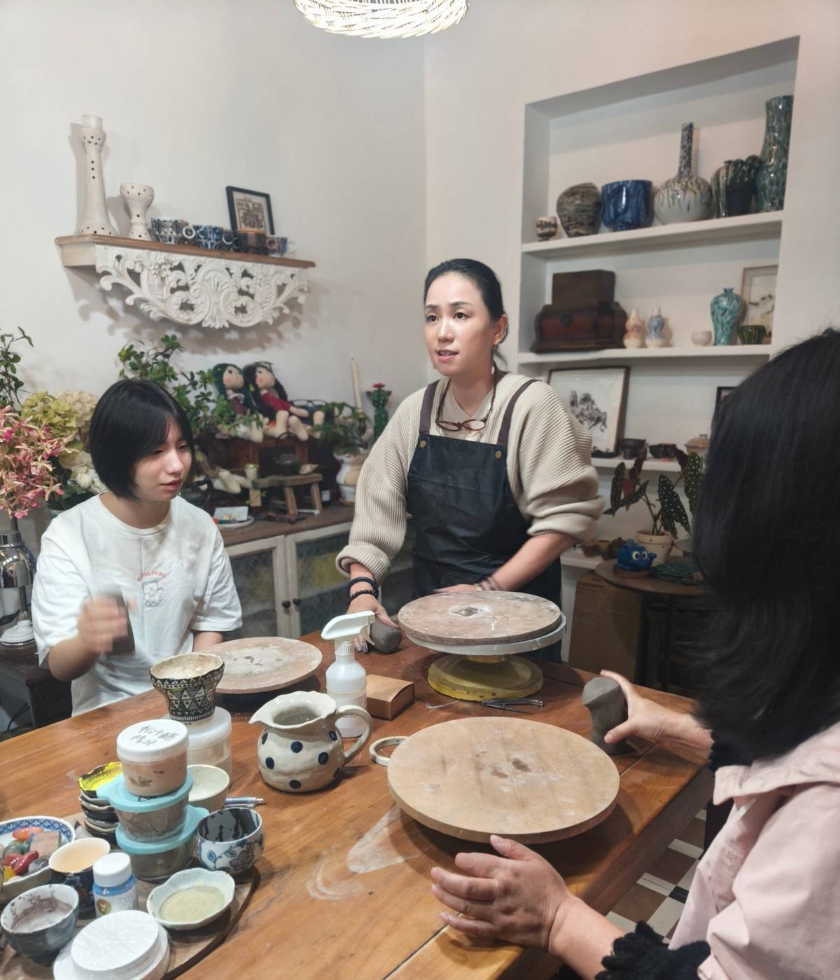游客预约当一天“手艺人”：泥巴花朵咖啡香里“慢慢成型”_游客预约当一天“手艺人”：泥巴花朵咖啡香里“慢慢成型”_
