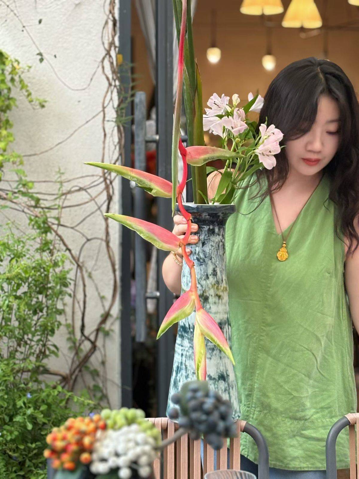 _游客预约当一天“手艺人”：泥巴花朵咖啡香里“慢慢成型”_游客预约当一天“手艺人”：泥巴花朵咖啡香里“慢慢成型”