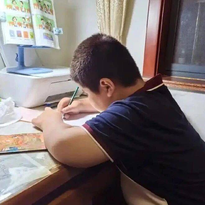 家长被要求拍1小时辅导作业视频上传