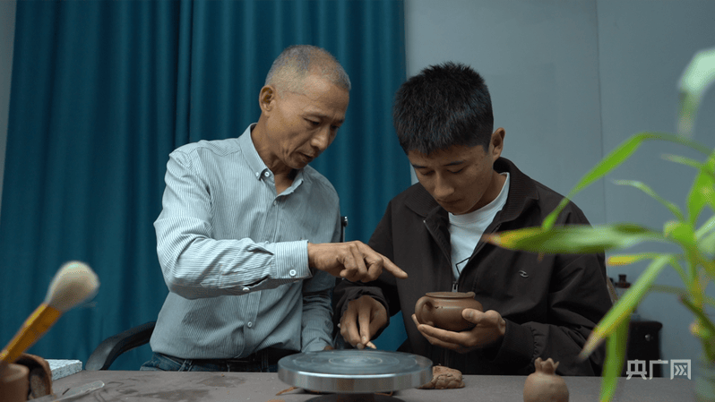 江苏师傅带出维吾尔少年，用新疆七彩砂烧制