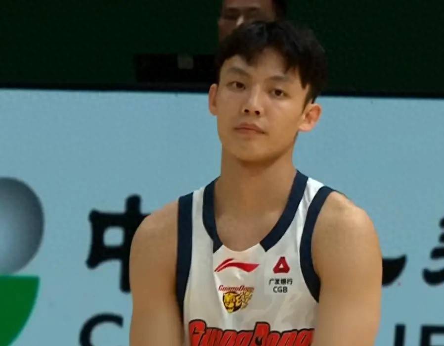 原创
            广东输球揪出最大祸首！他上场28分钟，6投3中，打的太差了！