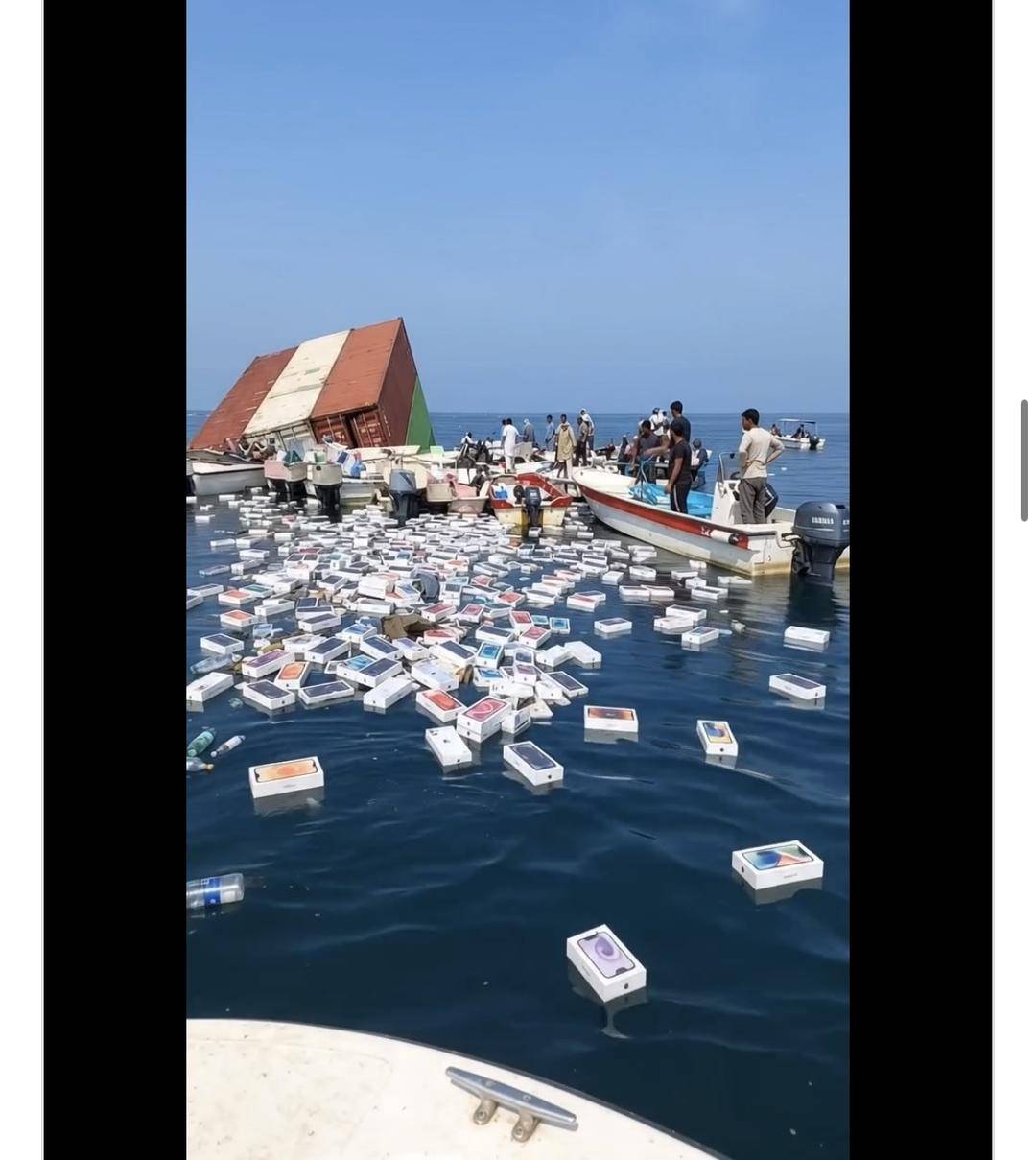 货轮在霍尔木兹海峡起火沉没，海面漂满iPhone？8000万播放量视频竟是AI编造 -华闻时空