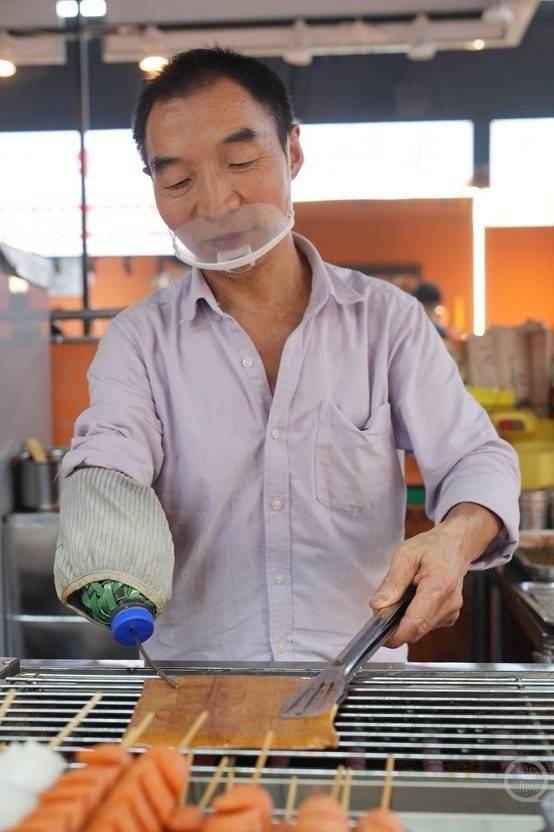 百姓记录丨“独臂叔叔”和他的烧烤摊