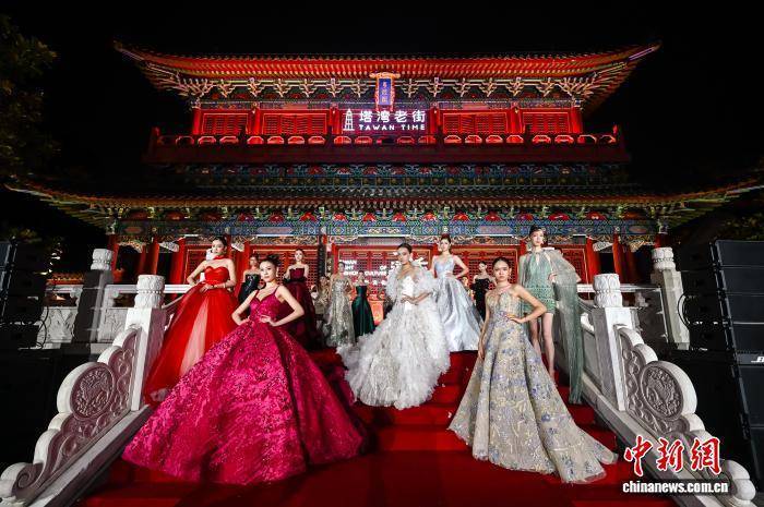 河南郑州文庙点亮时尚之夜(图4) 河南郑州文庙点亮时尚之夜(图4)