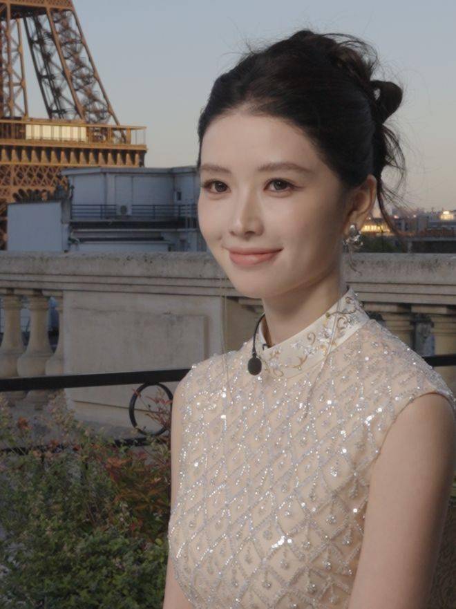唯怡巴黎时装周:VOGUE对话陈都灵,演绎天然美的真实瞬间(图7) 唯怡巴黎时装周:VOGUE对话陈都灵,演绎天然美的真实瞬间(图7)