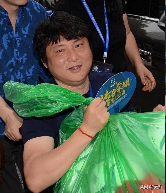 49岁国足名宿现状：坐轮椅26年，不想结婚怕拖累女方，靠父母照顾