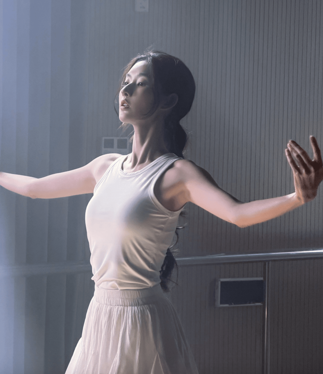 王玉雯白裙展现灵动舞姿 雏菊点缀温柔氛围