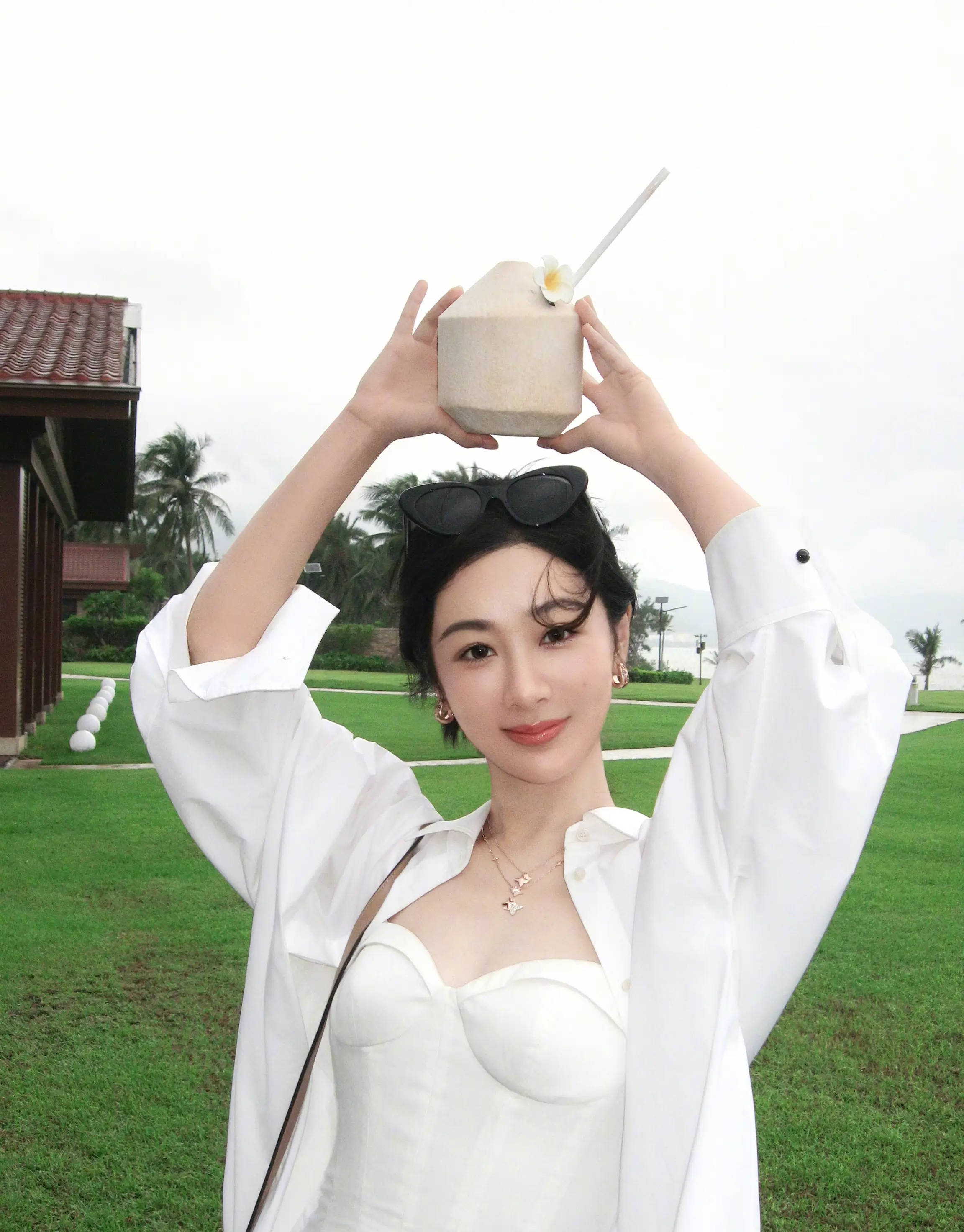 杨紫穿白衫廓清松懈 手捧椰子尽显舒坦沐日感