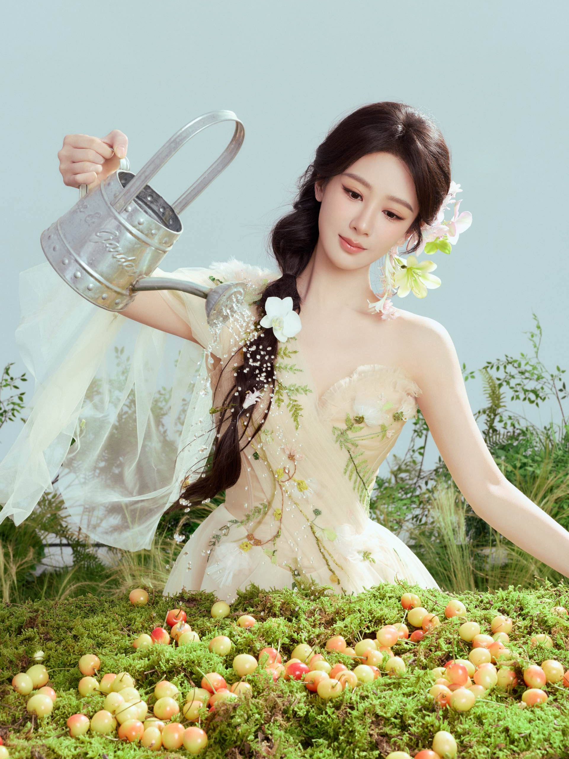 杨紫最新写照大片新鲜当然！穿斜肩轻纱裙优雅甜好意思
