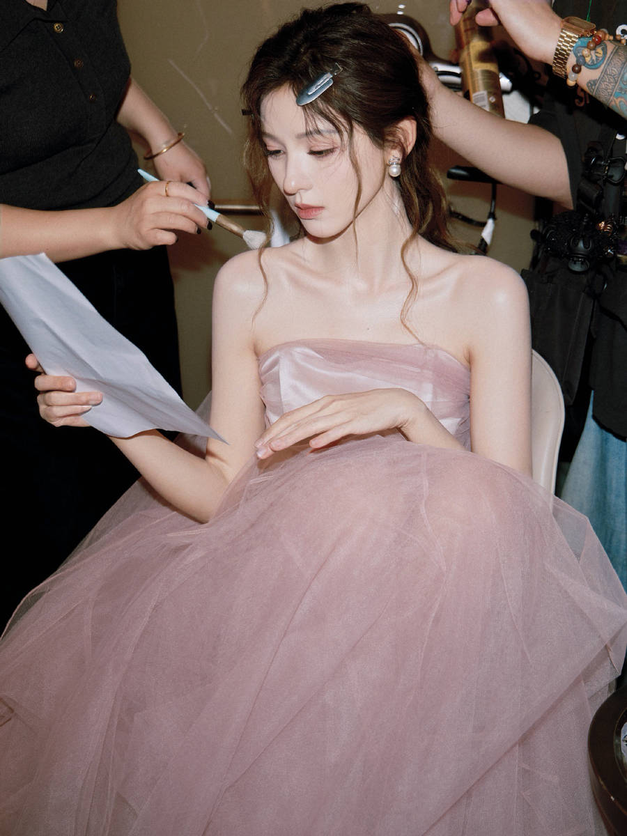 张予曦身着粉色抹胸矜贵甜美 纱裙轻扬灵动又闪耀