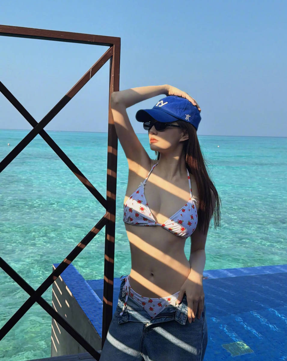 徐璐穿比基尼海边打卡 肉体火辣优雅迷东谈主