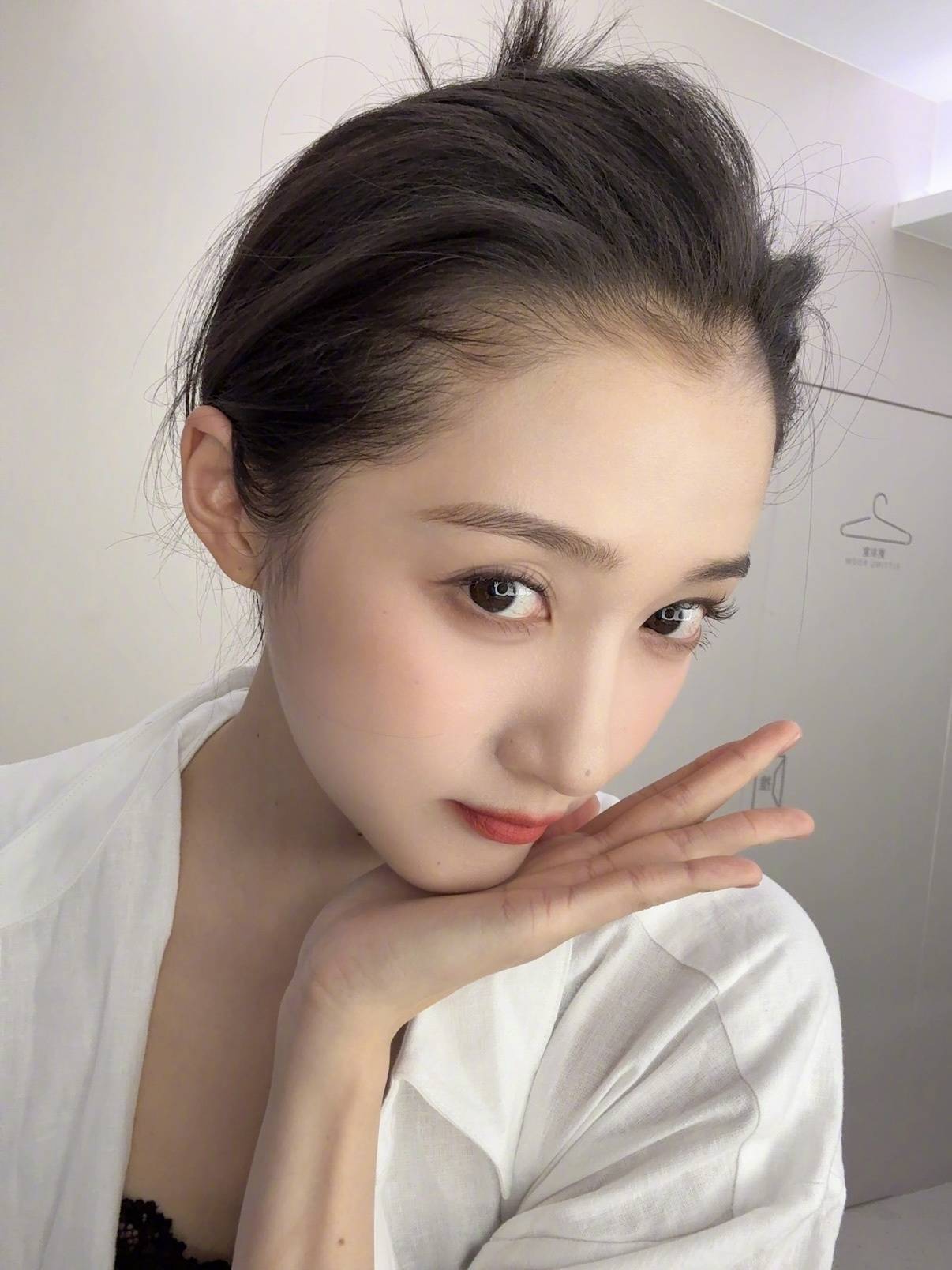 关晓彤晒自拍美照元气满满 嘟嘴比耶俏皮又可爱