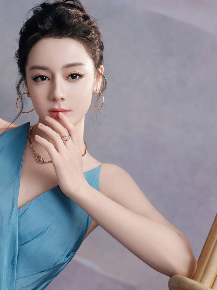 迪丽热巴穿蓝色长裙超性感 深V设计暴露好身材