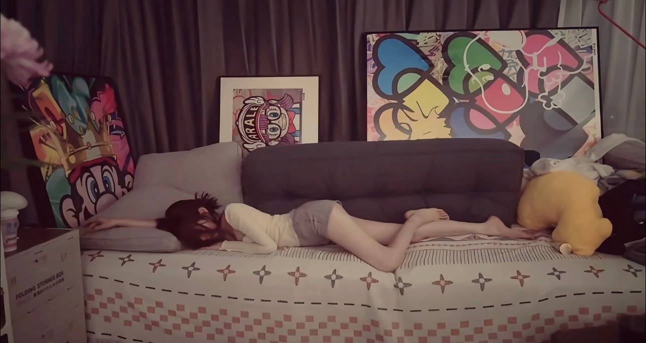 杨超越趴在沙发上睡觉 身材凹凸有致修长双腿吸睛