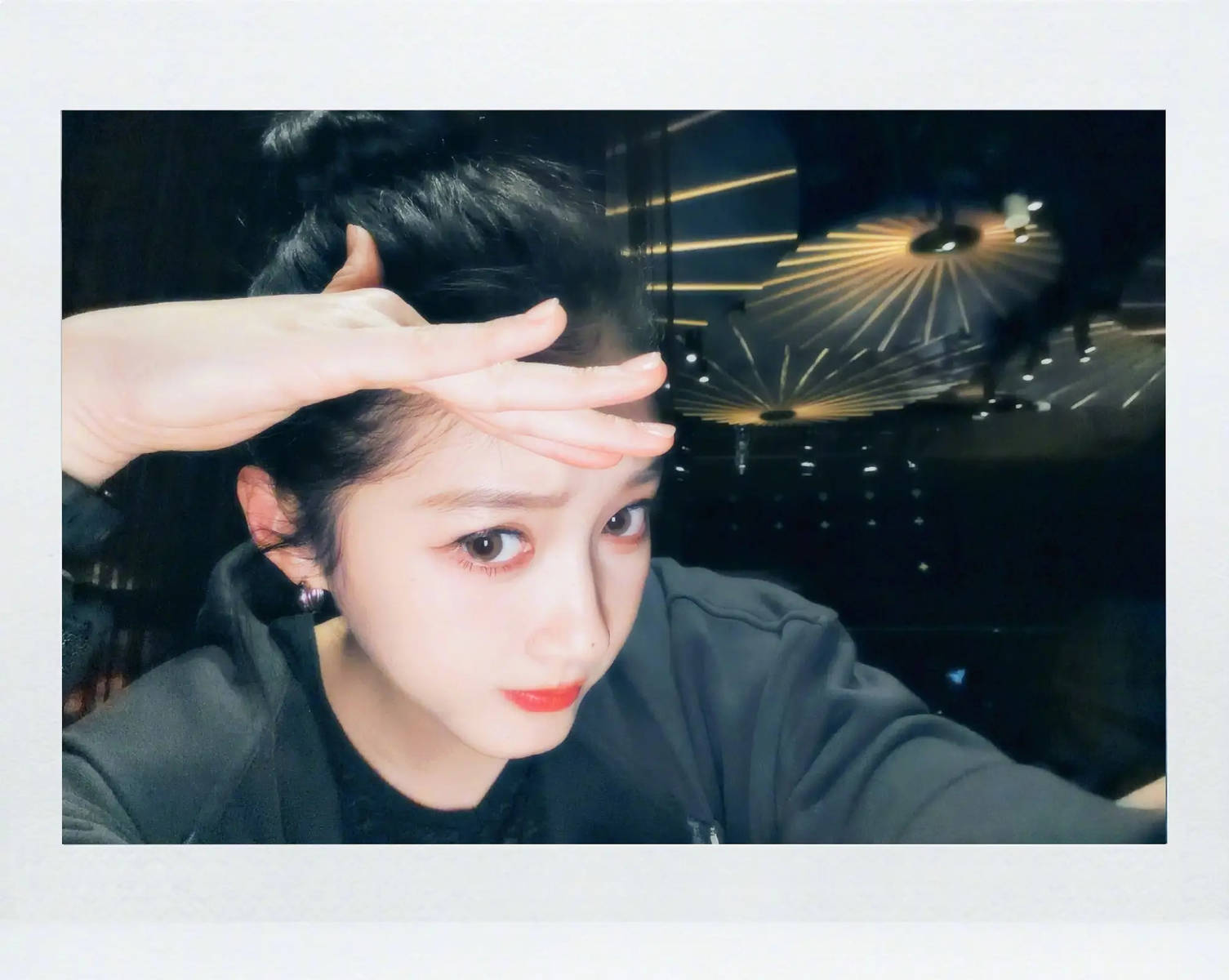 关晓彤更新美照！在新加坡边看风景边夜跑十分惬意