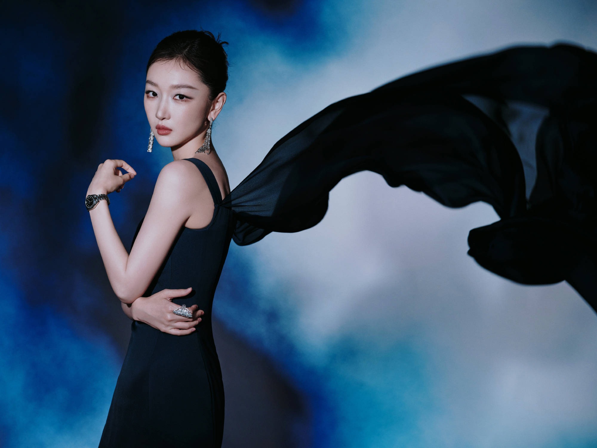 周冬雨穿玄色校服腰肢纤细 梳维抓盘发气质优雅