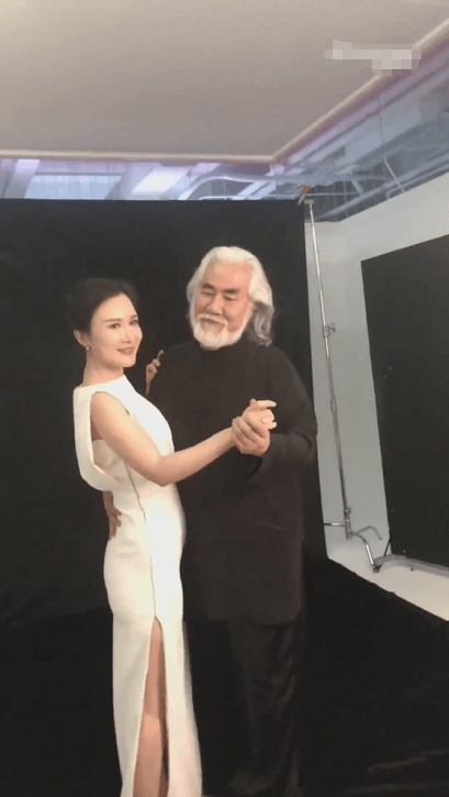 张纪中与娇妻别墅前踏青舞蹈 画面甘好意思恩爱满溢